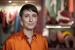 Silvia Wald wollte nicht einfach Kuschelobjekte f&uuml;r Erwachsene designen, sondern ihre flauschige Fleischauslage soll eine ernste Botschaft vermitteln. - &copy; Sebastian Christoph Gollnow/dpa