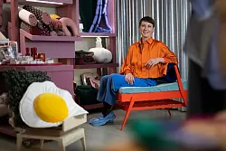 Stoff-Objekte mit Schmunzelfaktor und Botschaft: Silvia Wald von Aufschnitt Berlin hat eine flauschige Lebensmittel-Auslage designt. - &copy; Sebastian Christoph Gollnow/dpa