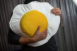 Ei, ei, ei: Ein Hingucker ist dieses flauschige Spiegelei aus Baumwolle, Schaumstoff und Polyesterfasern. - &copy; Sebastian Christoph Gollnow/dpa