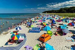 Wer auf der Ostsee-Halbinsel Fischland-Darß-Zingst leben möchte, muss dem Küstenreport zufolge für seine Immobilie im Schnitt fast 4.500 Euro pro Quadratmeter bezahlen. (Archivbild) - © Jens Büttner/dpa