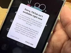 US-Nutzer bekamen in der Tiktok-App vorübergehend nur noch eine Warnmeldung zu sehen. - © Andrej Sokolow/dpa