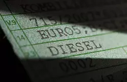 Der Papier-Fahrzeugschein k&ouml;nnte bald Geschichte sein. - &copy; Marijan Murat/dpa/dpa-tmn