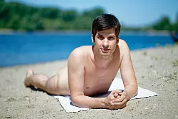 Mannheims Stadtrat Julien Ferrat mag FKK. (Archivbild) - © Uwe Anspach/dpa