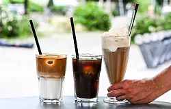 Kalter Kaffee - modern und traditionell: Iced Latte, Iced Coffee und klassischer Eiskaffee mit Vanilleeis und Sahne. (Archivbild) - © Jens Kalaene/dpa