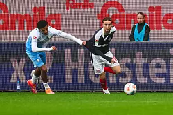 Jonas Therkelsen und Holstein Kiel erk&auml;mpften sich noch einen Punkt. - &copy; Frank Molter/dpa