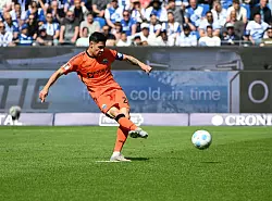 Paderborns Kapitän Raphael Obermair verschoss in Karlsruhe einen Elfmeter. - © Uli Deck/dpa