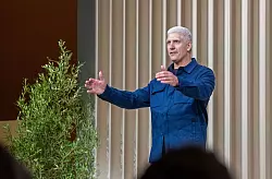 Laut Googles Gerätechef Rick Osterloh wächst das Android-Betriebssystem immer enger mit der KI zusammen. - © Andrej Sokolow/dpa