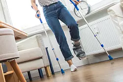 Erste Schritte nach dem Arbeits- oder Wegeunfall: Um was kümmert sich der Arbeitgeber und wo müssen Betroffene aktiv werden? - © Christin Klose/dpa-tmn