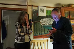 Mary E. Brunkow mit ihrem Ehemann Ross Colquhoun nachdem sie von der Ehrung erfahren hat. - © Lindsey Wasson/AP/dpa