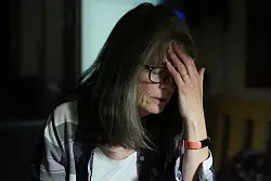 Mary E. Brunkow wird emotional, als sie von der Verleihung des Nobelpreises für Medizin 2025 erfährt. - © Lindsey Wasson/AP/dpa