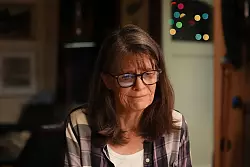 Mary E. Brunkow kurz nachdem sie erfahren hat, dass sie den Medizin-Nobelpreis 2025 erhalten wird. - © Lindsey Wasson/AP/dpa