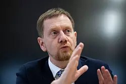 Sachsens Ministerpr&auml;sident Michael Kretschmer fordert noch vor dem geplanten Gespr&auml;ch zur Asylpolitik mit dem Kanzler eine Obergrenze bei der Aufnahme von Gefl&uuml;chteten. - &copy; Robert Michael/dpa