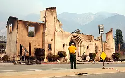 Die Ruinen der eine Kirche in Pasadena. - © Chris Pizzello/AP/dpa