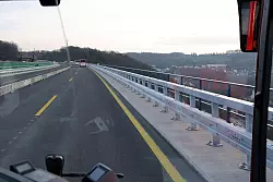 Ein Bus mit Pressevertretern f&auml;hrt &uuml;ber die Rahmedetalbr&uuml;cke nach der Er&ouml;ffnung. - &copy; Rolf Vennenbernd/dpa