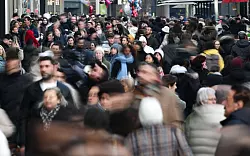 Steigende Ausgaben der Verbraucher stützen die deutsche Wirtschaft. (Archivbild) - © Arne Dedert/dpa