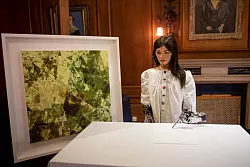 Ai-Da, die weltweit erste Roboterk&uuml;nstlerin, steht w&auml;hrend ihrer Vorstellung auf einer Pressekonferenz am Lady Margaret Hall College der Oxford University neben einem eigenen Kunstwerk. - &copy; Jacob King/PA Wire/dpa