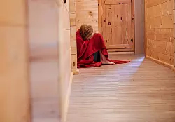 Kinder, die Opfer von Missbrauch, Gewalt oder Vernachlässigung werden, haben nach Ansicht von Expertinnen viel zu wenig Schutz. (Symbolbild) - © Annette Riedl/dpa