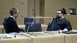 Die Anw&auml;lte von E. besprechen sich vor der Verhandlung. - &copy; Ronald Wittek/epa/Pool/dpa