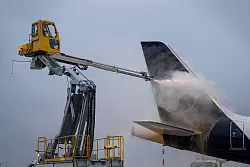 Eisige Temperaturen auch in Hessen - Am Frankfurter Flughafen m&uuml;ssen Maschinen enteist werden - &copy; Boris Roessler/dpa