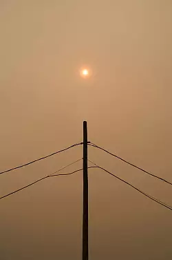 Rauch verdeckt die Sonne, während Waldbrände im Norden Manitobas wüten. - © David Lipnowski/The Canadian Press/AP/dpa