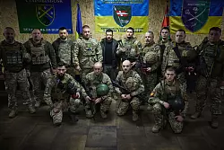 Der ukrainische Pr&auml;sident Wolodymyr Selenskyj beim Besuch von Einheiten in der Frontstadt Kupjansk. (Archivbild vom 18.11.) - &copy; Uncredited/Ukrainian Presidential Press Office/AP