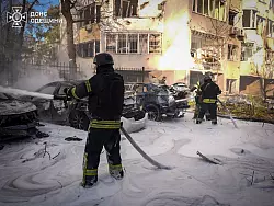 Feuerwehrleute l&ouml;schen den Brand nach einem russischen Raketeneinschlag in der Hafenstadt. (Archivbild vom 18.11.) - &copy; Uncredited/Ukrainian Emergency Service/AP/dpa
