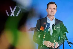 Der Autobauer habe harte Entscheidungen treffen müssen, sagte VW-Markenchef Schäfer. - © Annette Riedl/dpa