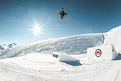 Im Snowpark Mottolino werden in den Sprungwettbewerben Slopestyle und Big Air w&auml;hrend Olympia Medaillen vergeben. - &copy; Mottolino/Livigno NEXT/dpa-tmn