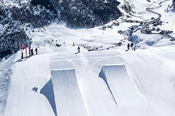 Solche gro&szlig;en Kicker im Snowpark Mottolino sind K&ouml;nnern vorbehalten - es gibt auch Anf&auml;ngerbereiche mit kleineren Spr&uuml;ngen. - &copy; Fabio Borga/Livigno NEXT/dpa-tmn