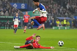 Umkämpftes Spiel im Pokal zwischen dem HSV und Holstein Kiel. - © Marcus Brandt/dpa