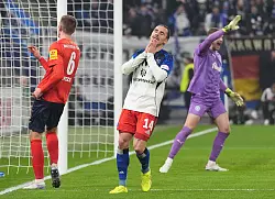 Rayan Philippe vom HSV fasst sich ins Gesicht. - © Marcus Brandt/dpa
