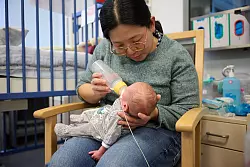 Dank gespendeter Milch wächst und gedeiht Frühchen Jonathan - © Bernd Thissen/dpa