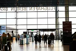 Der Flughafen wurde aufgrund von Fehlplanungen und Bauproblemen mit neun Jahren Versp&auml;tung er&ouml;ffnet. - &copy; Annette Riedl/dpa