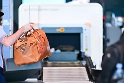 Neue Scanner vereinfachen seit einigen Monaten die Abl&auml;ufe bei den Sicherheitskontrollen. (Archivbild) - &copy; Sebastian Christoph Gollnow/dpa