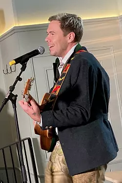 Der Oimara (alias Beni Hafner) hat mit seinem Song «Wackelkontakt» Chancen auf den Wiesn-Hit. - © Sabine Dobel/dpa