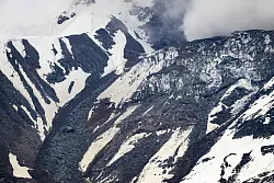 Riesige Schuttmassen drücken den Gletscher Richtung Tal. - © Jean-Christophe Bott/KEYSTONE/dpa