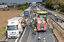 Die A59 wurde zunächst in beide Richtungen gesperrt. - © Thomas Banneyer/dpa