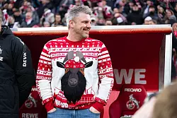 K&ouml;lns Trainer Lukas Kwasniok im Weihnachtspullover. - &copy; Marius Becker/dpa
