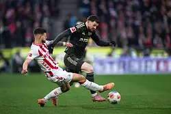 K&ouml;lns Tom Krau&szlig; (l) und Union Berlins Oliver Burke k&auml;mpfen um den Ball. - &copy; Marius Becker/dpa