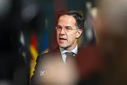 Nato-Generalsekretär Rutte will sich mit den Bündnispartnern abstimmen. - © Harry Nakos/AP/dpa