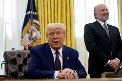 US-Präsident hat eine Reihe von Zöllen auf den Weg gebracht und droht mit neuen Schritten (Archivbild). - © Ben Curtis/AP/dpa