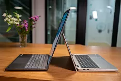 Trotz des langen Displays steht das Thinkbook stabil und kommt kaum ins Wackeln. Nur auf dem Klapptischchen im Zug oder Flugzeug ist meist zu wenig Platz f&uuml;r das Ausroll-Display. - &copy; Nico Tapia/dpa-tmn