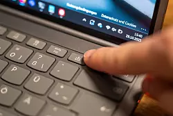 Ein Knopfdruck und das Thinkbook Plus G6 Rollable f&auml;hrt binnen 7 Sekunden noch einmal halb so viel Bildschirm aus dem Ger&auml;t. - &copy; Nico Tapia/dpa-tmn