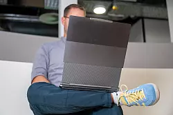 Lang, schlank - aber auch stabil: So sieht es von vorn aus, wenn das Thinkbook Rollable den Bildschirm streckt. - &copy; Nico Tapia/dpa-tmn