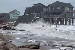 Vor der K&uuml;ste des Bundesstaates North Carolina st&uuml;rzten bei hoher Brandung f&uuml;nf unbewohnte H&auml;user ins Meer. - &copy; Heather Jennette/Heather Jennette/AP/dpa