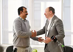 Der Mannheimer Oberbürgermeister Christian Specht (CDU) dankt ihm für sein Engagement. - © Uli Deck/dpa