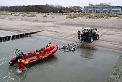 Ein Rettungsboot der DLRG war bei der Suche nach dem Winterbader im Einsatz. - &copy; Bernd W&uuml;stneck/dpa