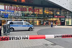 Nach der Räumung des Essener Einkaufszentrums mussten viele Kunden stundenlang warten, bis sie zu ihren Autos durften. (Archivbild) - © Florentine Dame/dpa