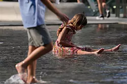 Die Schulen in Italien haben im Sommer &uuml;ber Wochen geschlossen - nicht allen gef&auml;llt das. (Archivbild) - &copy; Luca Bruno/AP/dpa