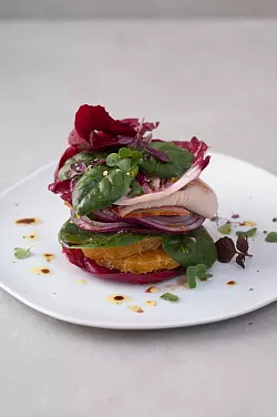 So geht das Prinzip &laquo;in die H&ouml;he bauen&raquo;: Salat nicht vermengen, sondern t&uuml;rmchenf&ouml;rmig anrichten und das Dressing separat reichen. - &copy; Florian Bolk/Christian Verlag/dpa-tmn